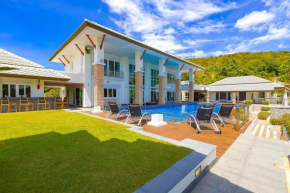 7 Bedrooms Mansion on The Golf Course! JB2